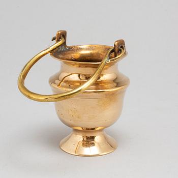 VIGVATTENSKÅL, brons, troligen 1600-tal.