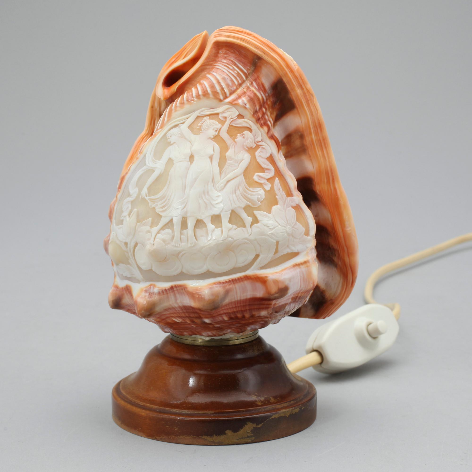 BORDSLAMPA, snäckcamé, 1900-talets mitt.