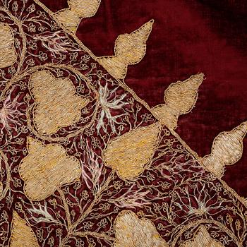 DUK, Ryssland. Broderad med guldtråd. Omkring 1800-talets slut.