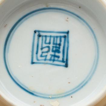 A famille verte bowl on café au lait ground, Qing dynasty, Kangxi (1662-1722).