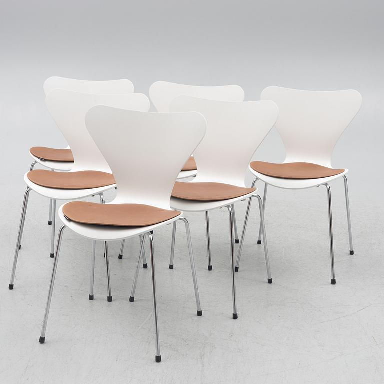 Arne Jacobsen, six chairs, "The Seven", Fritz Hansen, 2018.