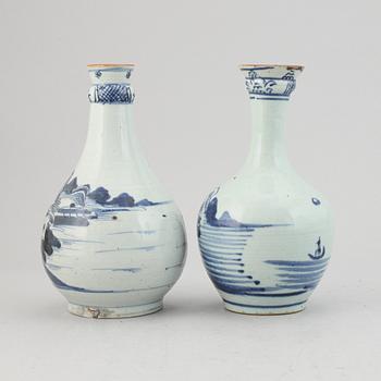 Flaskor, två stycken, kompaniporslin. Qingdynastin, sent 1700-tal.