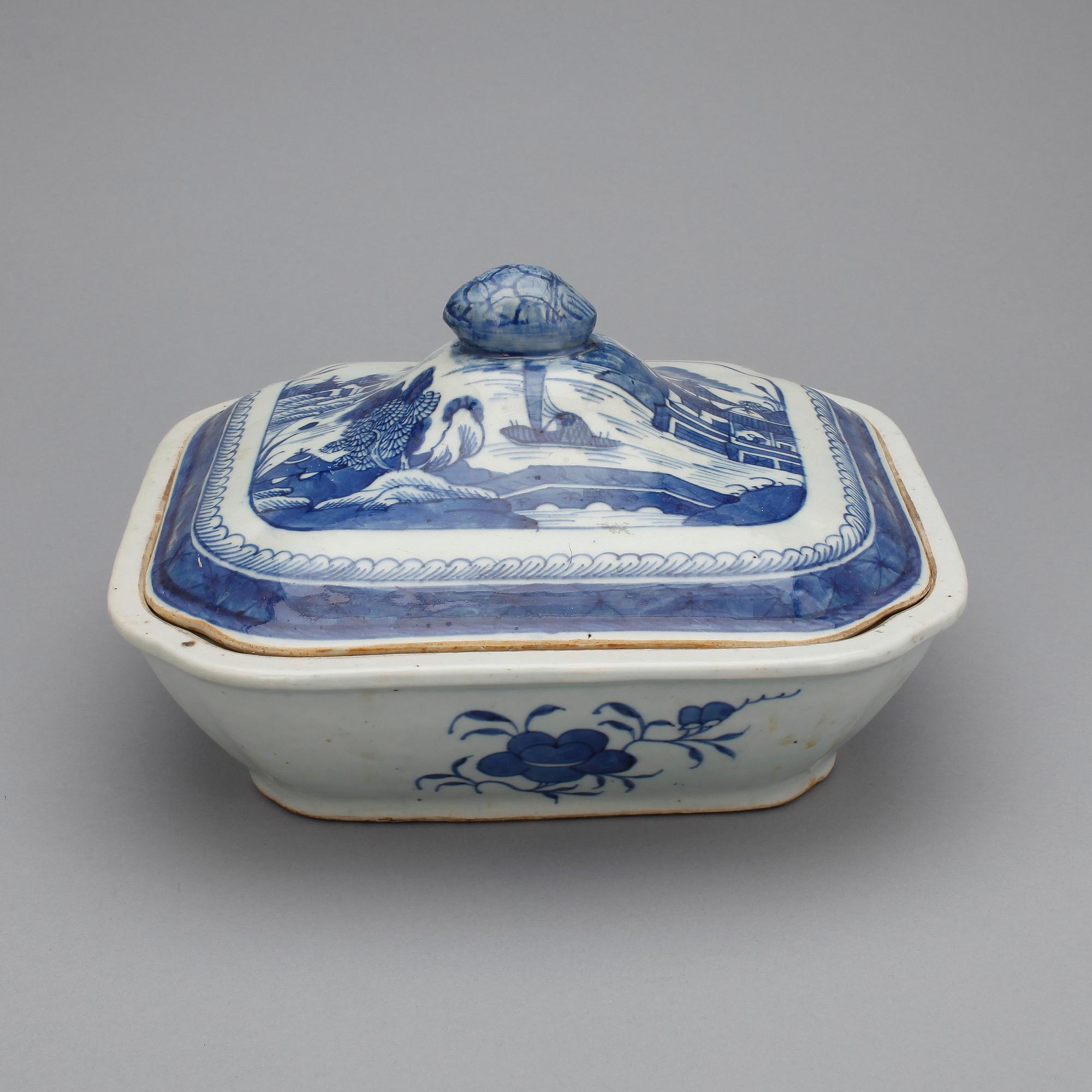 TERRIN MED LOCK, porslin. Qing dynastin, 1800-tal.