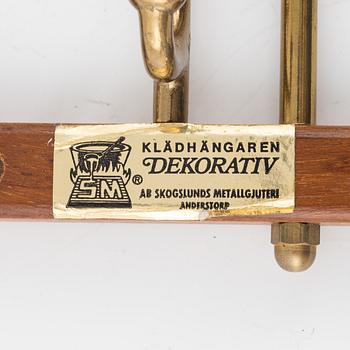 Klädhängare, ett par, "Dekorativ", Skoglunds metallgjuteri, Anderstorp, 1900-talets mitt.