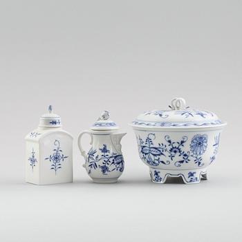 TERRIN, TEDOSA SAMT GRÄDDKANNA, porslin, Meissen, 1900-talets mitt.