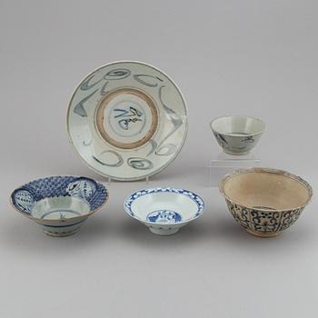 A group of five blue and white Chinese dishes, 17th/19th Century.