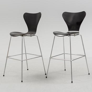 ARNE JACOBSEN, a pair of "Sjuan" barstools, Fritz Hansen 2010.