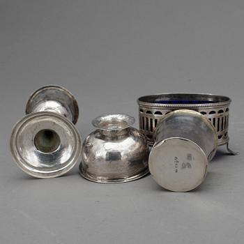 PARTI SILVER, silver, bland annat en supkopp av Olof Hagrelius (verksam 1804-1846), Mariefred. 1800-tal. Vikt ca 132 gra.