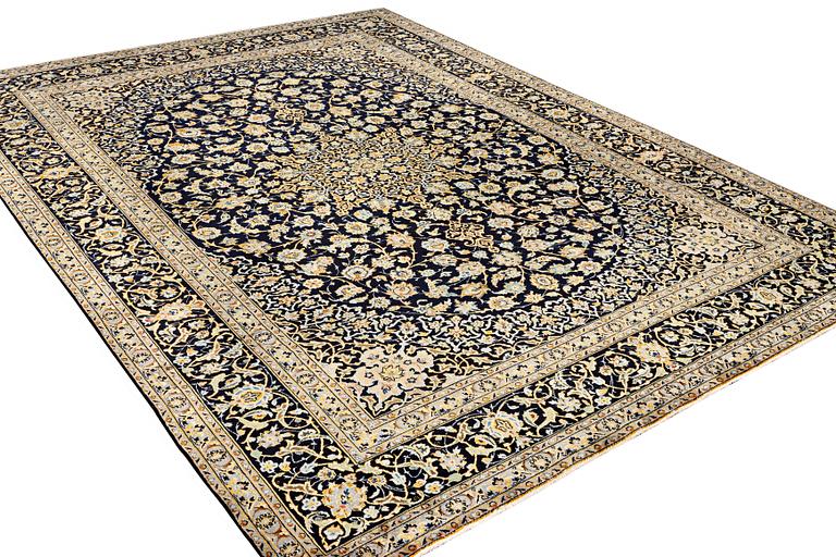 A Kashan carpet, a. 422 x 306 cm.