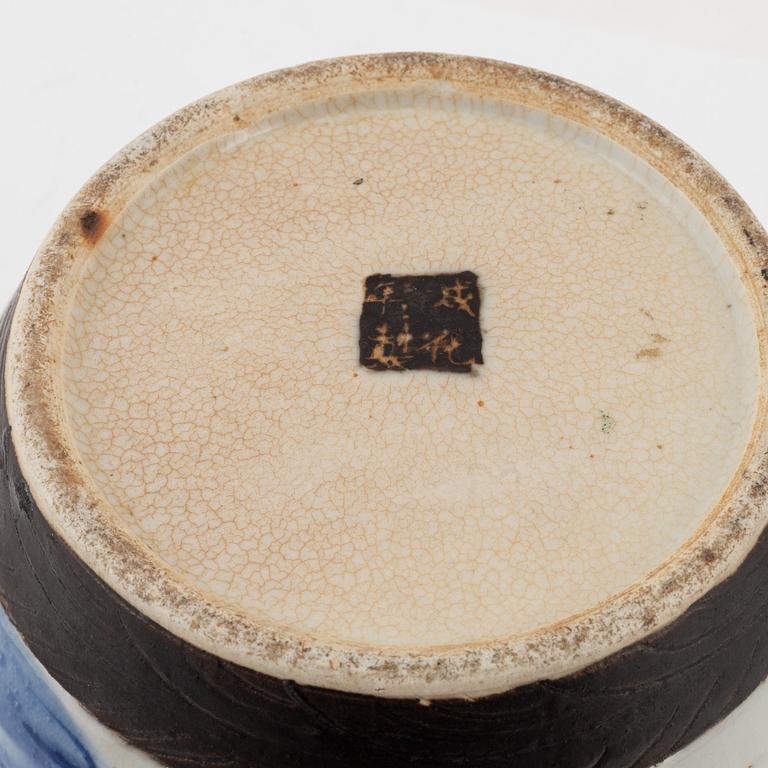 Blue and white ginger jars, a pair + two, Kina, 20th century.