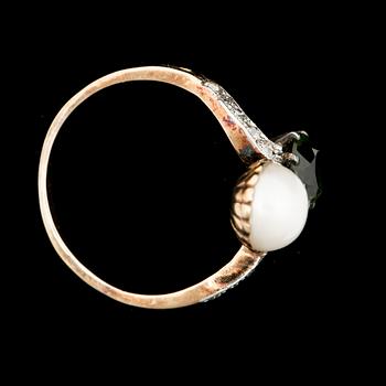 RING, guld med grön turmalin och halvpärla och små diamanter. Vikt 2 g.