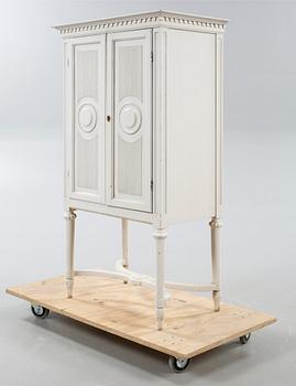 SKÅP, gustaviansk stil, E. Östman & Son Möbeltillverkning, Skövde, 1900-talets första hälft.