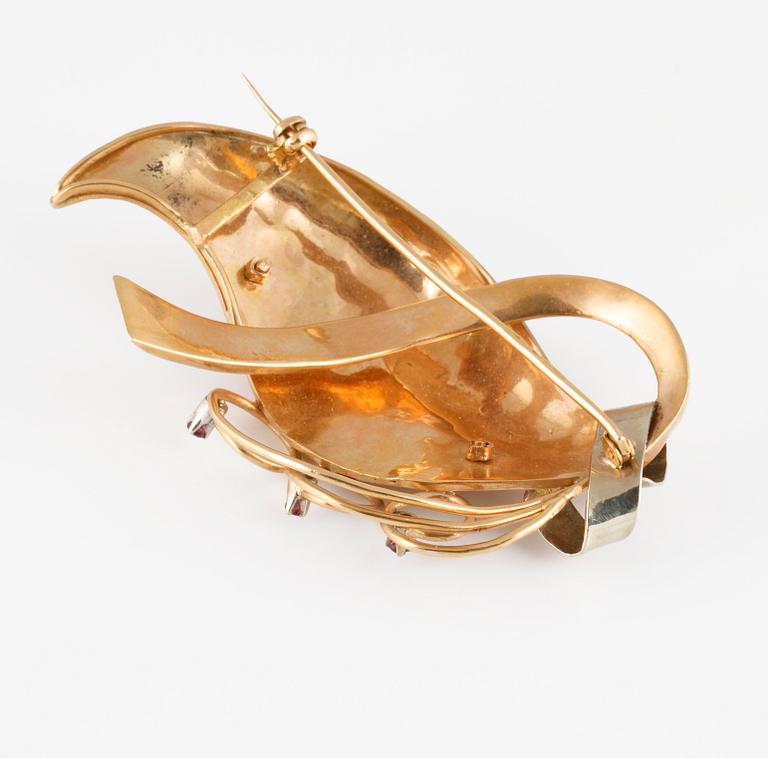 BROSCH, 18K guld med 3 fasettslipade syntetiska rubiner. Vikt 14,5 gram.