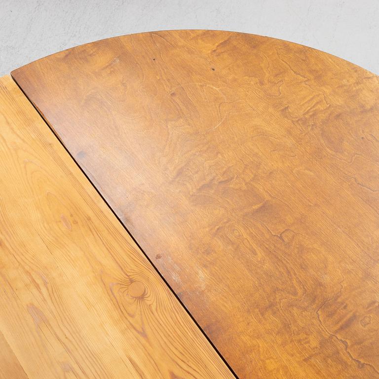 A late 19th century dining table.