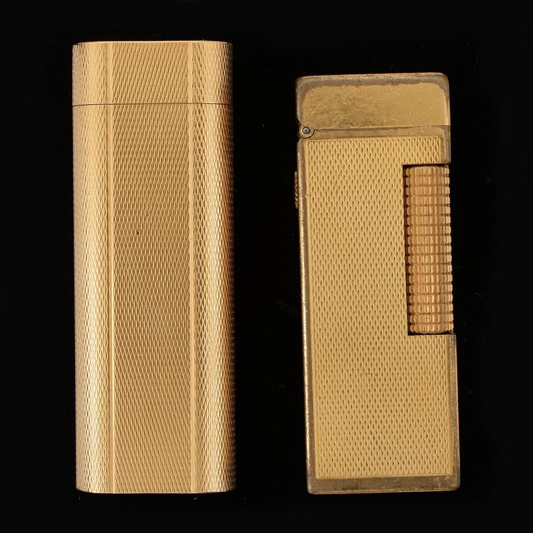 CIGARETTÄNDARE OCH CIGARETTMUNSTYCKE, 2+1st, Cartier och Dunhill, förgyllda samt C.G. Hallberg.