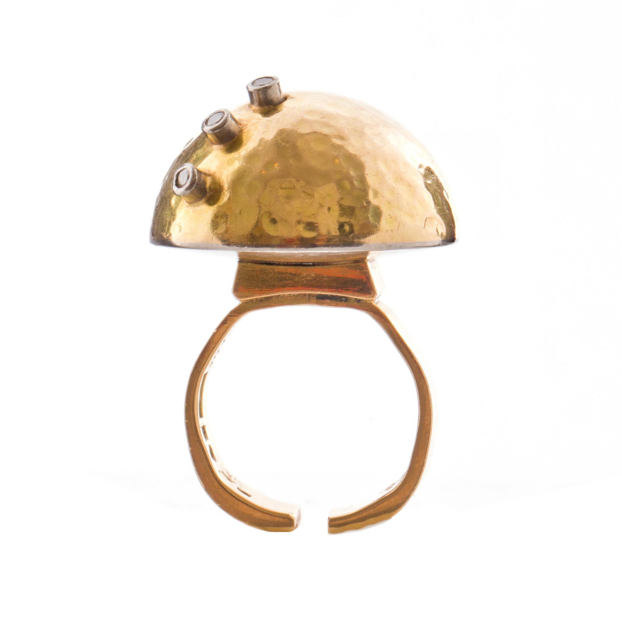 RING, 18k guld- vitguld med åttkanslipade diamanter. 
Vikt ca 25 gr.