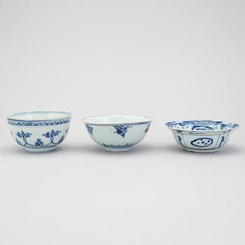SKÅLAR, 3 st, blåvitt porslin, Kina, Mingdynastin (1368-1644).