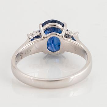 Ring 18K vitguld med en oval fasettslipad safir samt ovala briljantslipade diamanter.