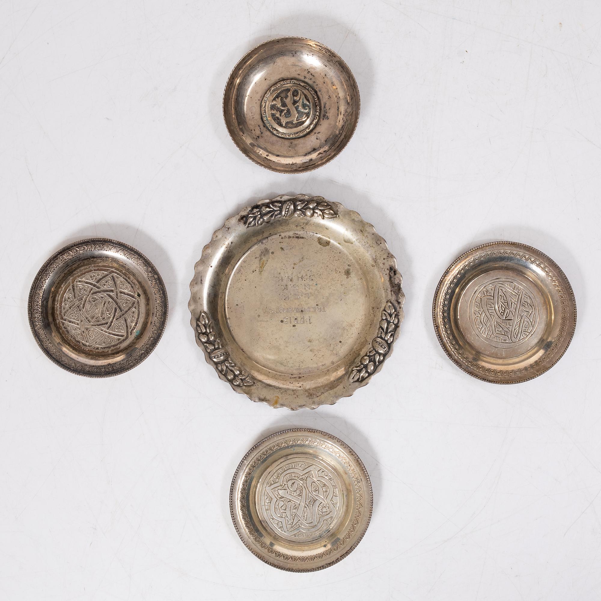 Skål, bägare, borste, kam, ett par saltkar samt 6 st fat, silver.