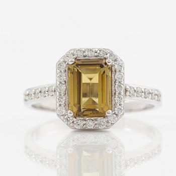 Ring 14K vitguld med turmalin och briljantslipade diamanter.