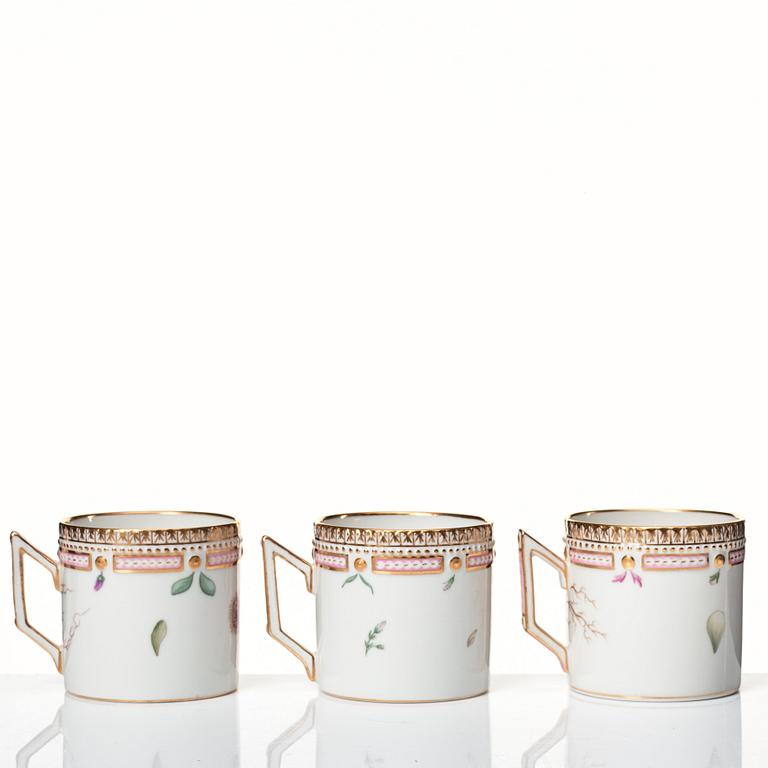 Koppar med fat, 12 stycken, porslin. Royal Copenhagen, "Flora Danica", Danmark, 1900-tal.