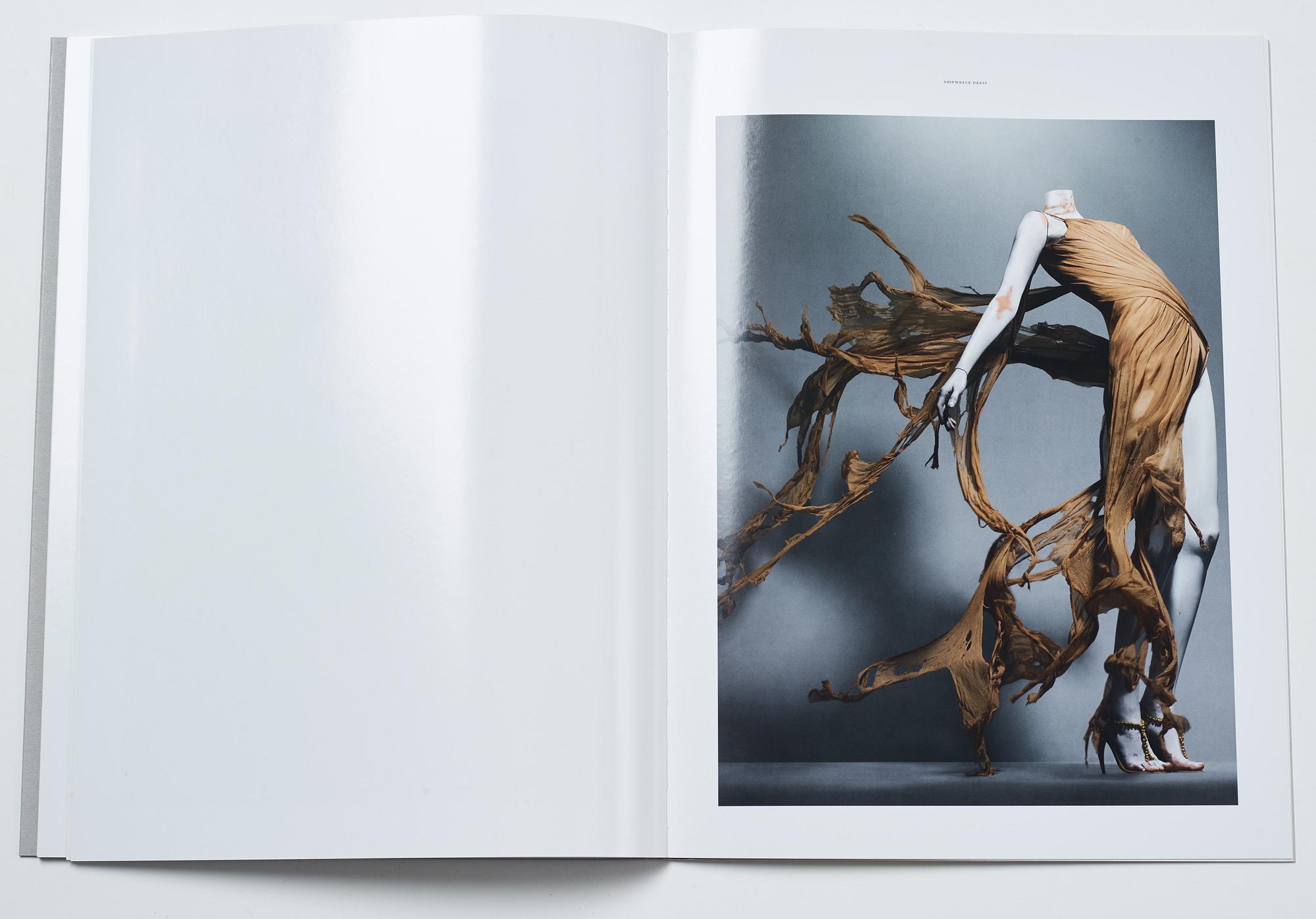 Sølve Søndsbø, bok Pictures from Savage Beauty signed.