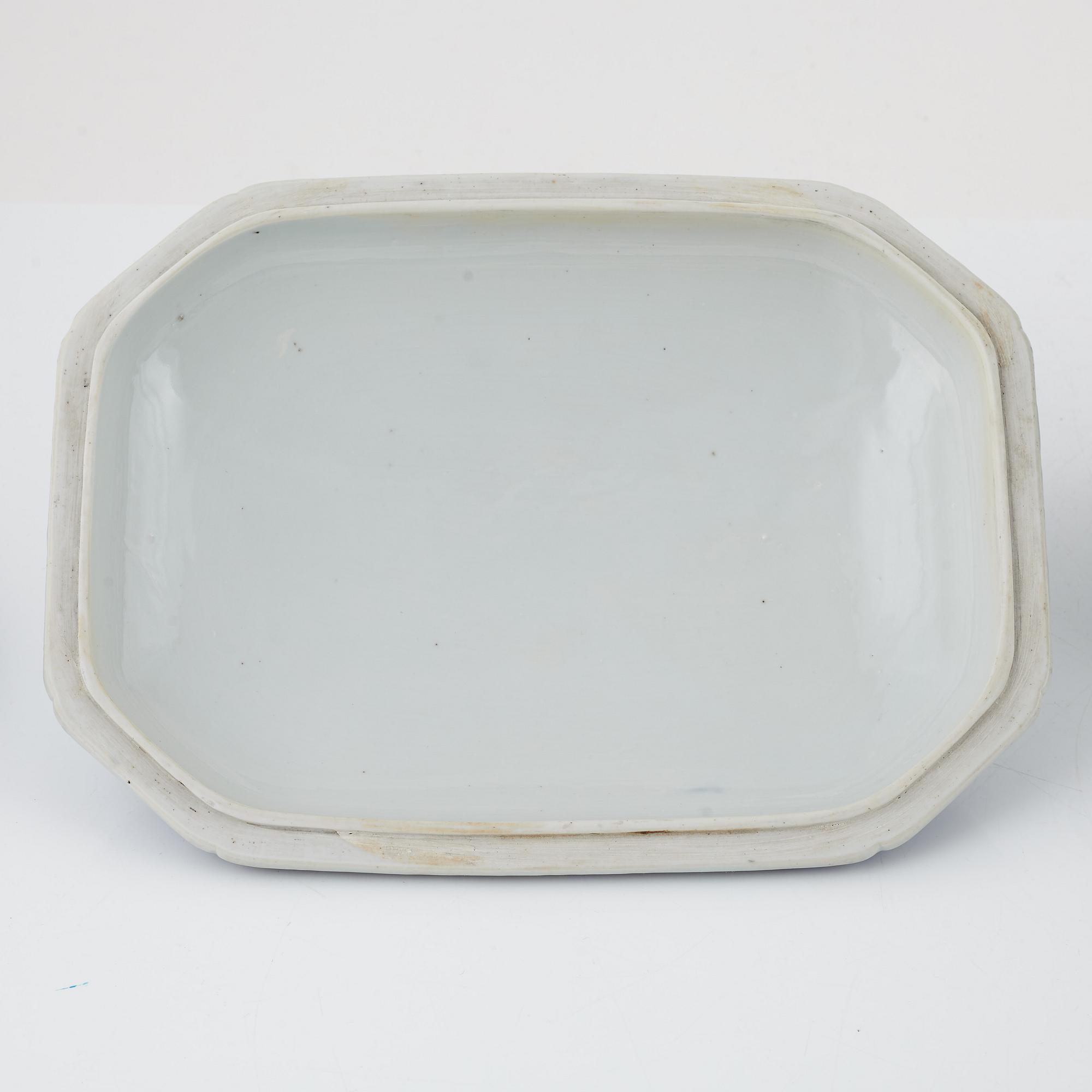 Terrin med lock, tallrik och smörterrin med lock och fat, porslin, Kina, 1700- och 1800-tal.