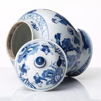 A blue and white 'ladies' jar with cover, Qing dynasty, Kangxi (1662-1722).