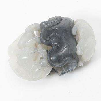 Bälteshake samt amulett och ask, nefrit och sten, Qingdynastin.