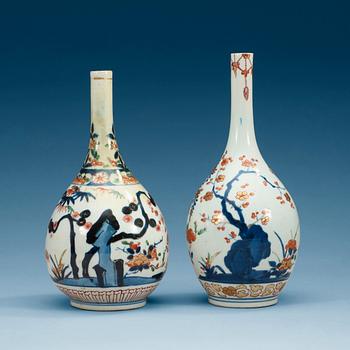 1494. VASER, två stycken, porslin. Japan, Genroku, omkring år 1700.