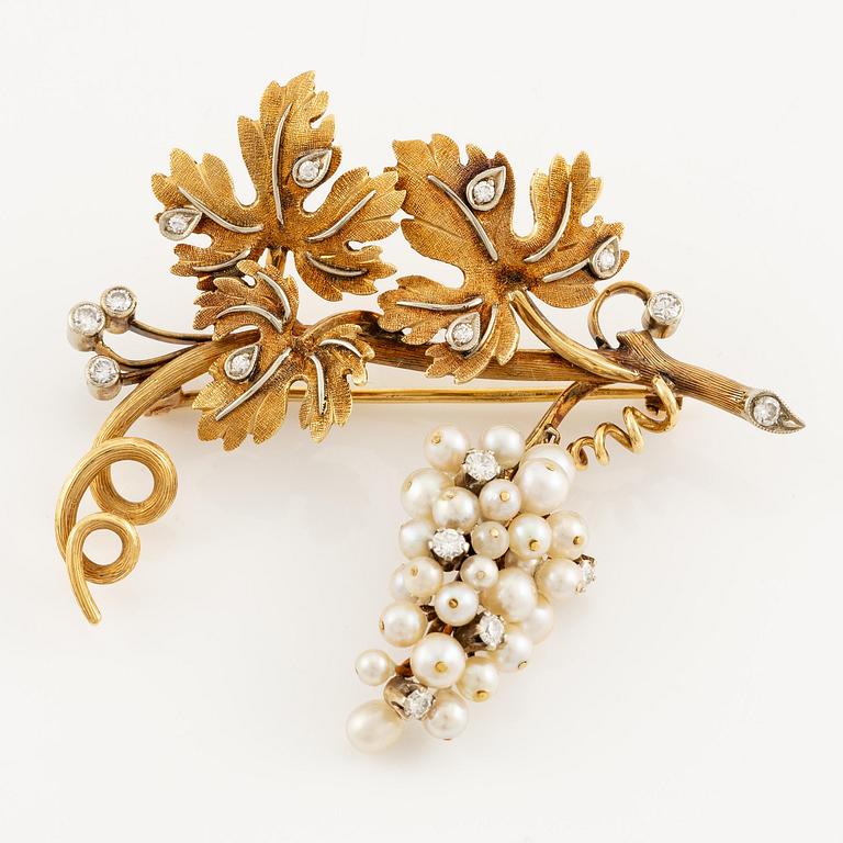 A pair of earrings and a brooch in 18K gold in the form of grapes with pearls and round brilliant-cut diamonds.
