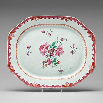 728. A famille rose platter, Qing dynasty, Qianlong (1736-95).