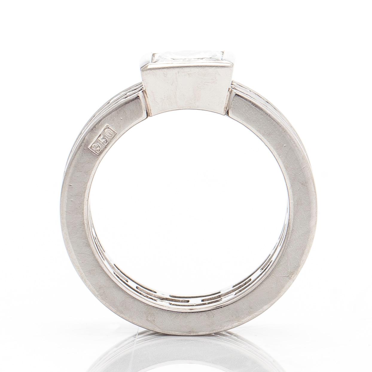 Sormus, platinaa ja princess-hiottuja timantteja yhteensä noin 4.21 ct.