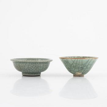 Two Chinese ge glazed ceramic bowls, 20th century.