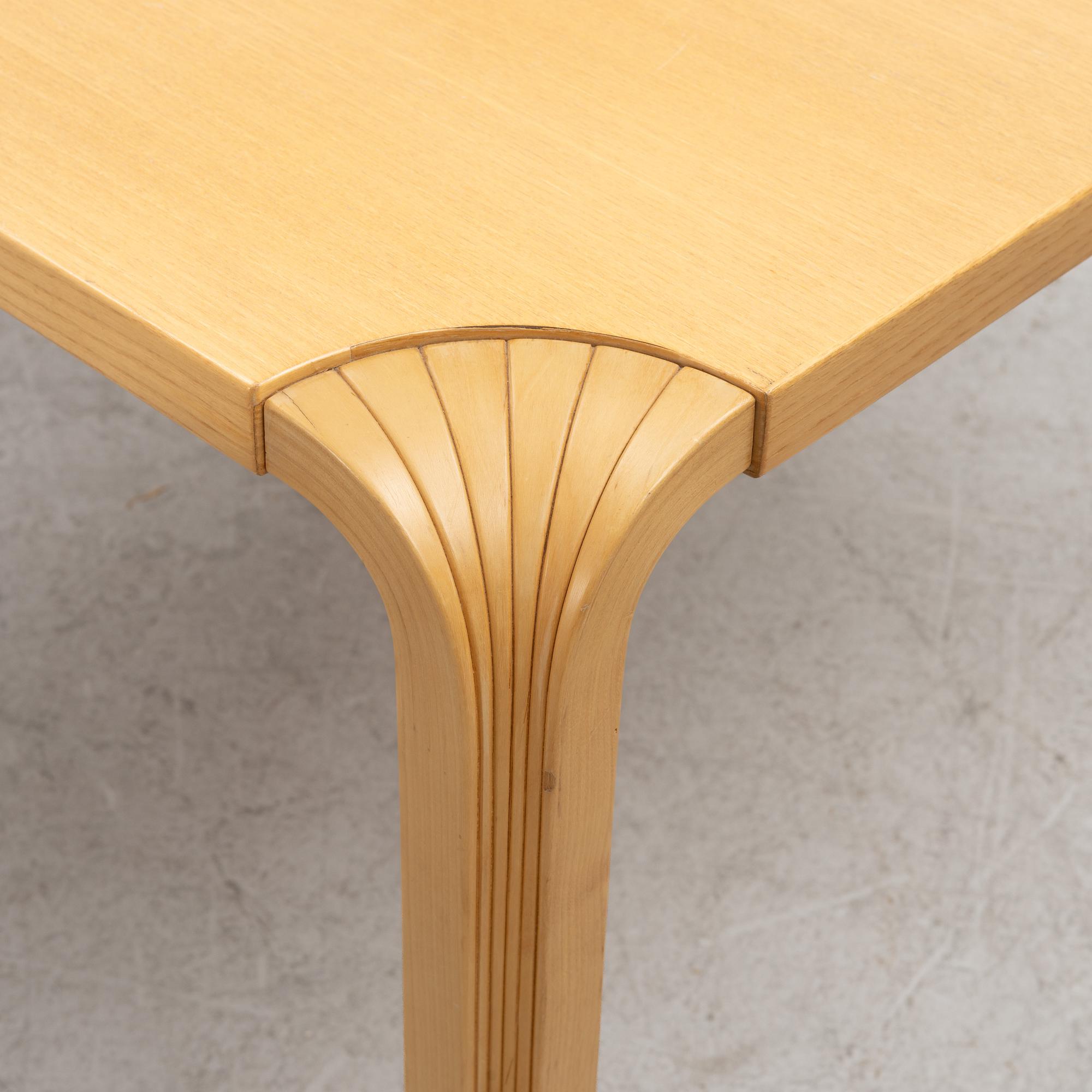 Alvar Aalto, soffbord MX800 "Fan leg table" Artek Finland sent 1900-tal.
