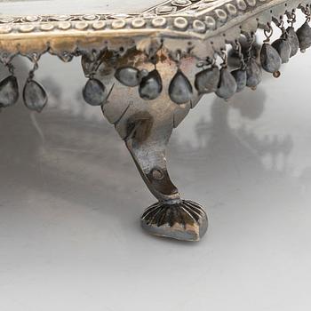 Pan-skrin på bricka, silver och förgyllt silver, mogulstil, Delhi, Indien, 1800-talets första hälft.