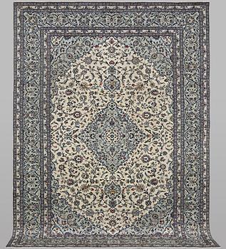 A carpet, Kashan, ca 355 x 247 cm.