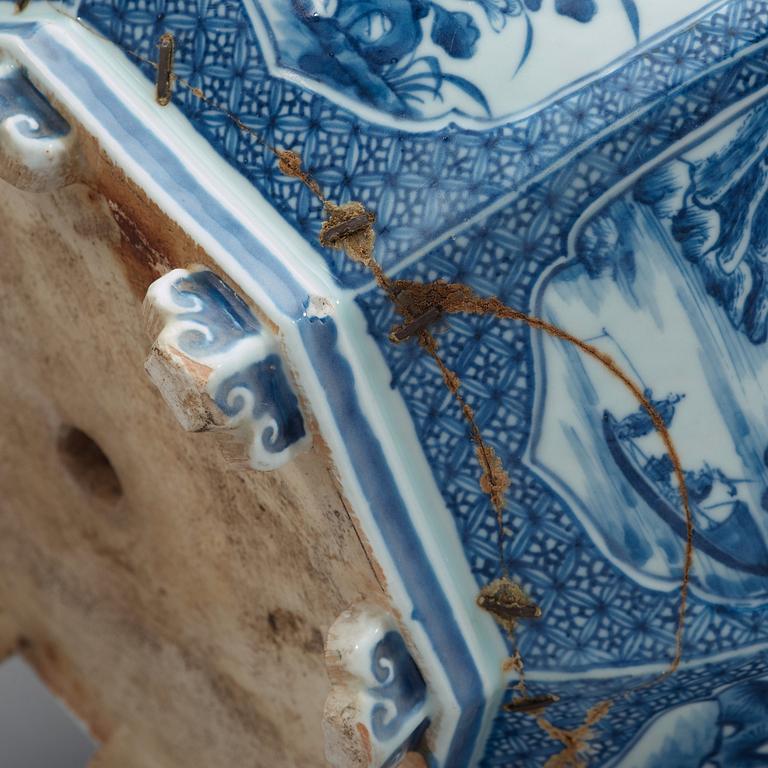 A blue and white flower pot, Qing dynasty, 18th Century.