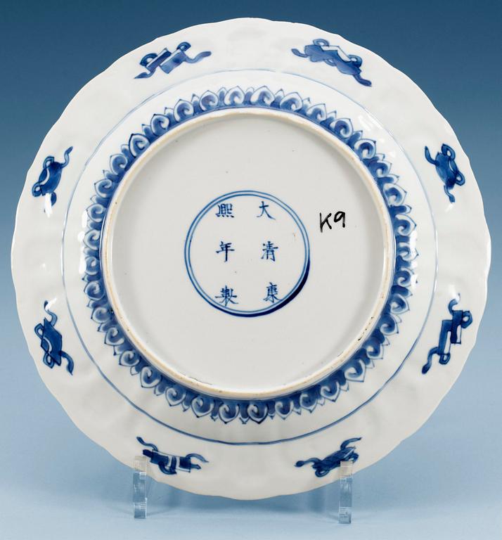 TALLRIKAR, fyra stycken, porslin. Qing dynastin med Kangxis sex karaktärers märke och period (1662-1722).