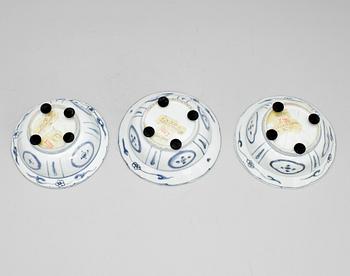 BÄRTALLRIKAR, 3 st. Porslin. Ming dynastin, Wanli (1572-1620).