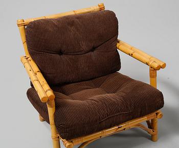 SOFFA , samt FÅTÖLJER, ett par, 1900-talets andra hälft.