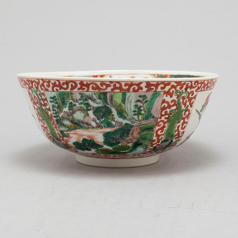 A famille verte bowl, Qing dynasty, late 19th century.
