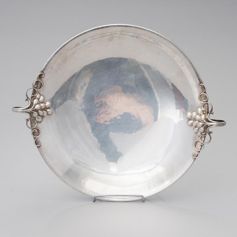 A silver serving dish with French "Swan" hallmark and Finnish control marks, 1937. Weight circa 1020 g.