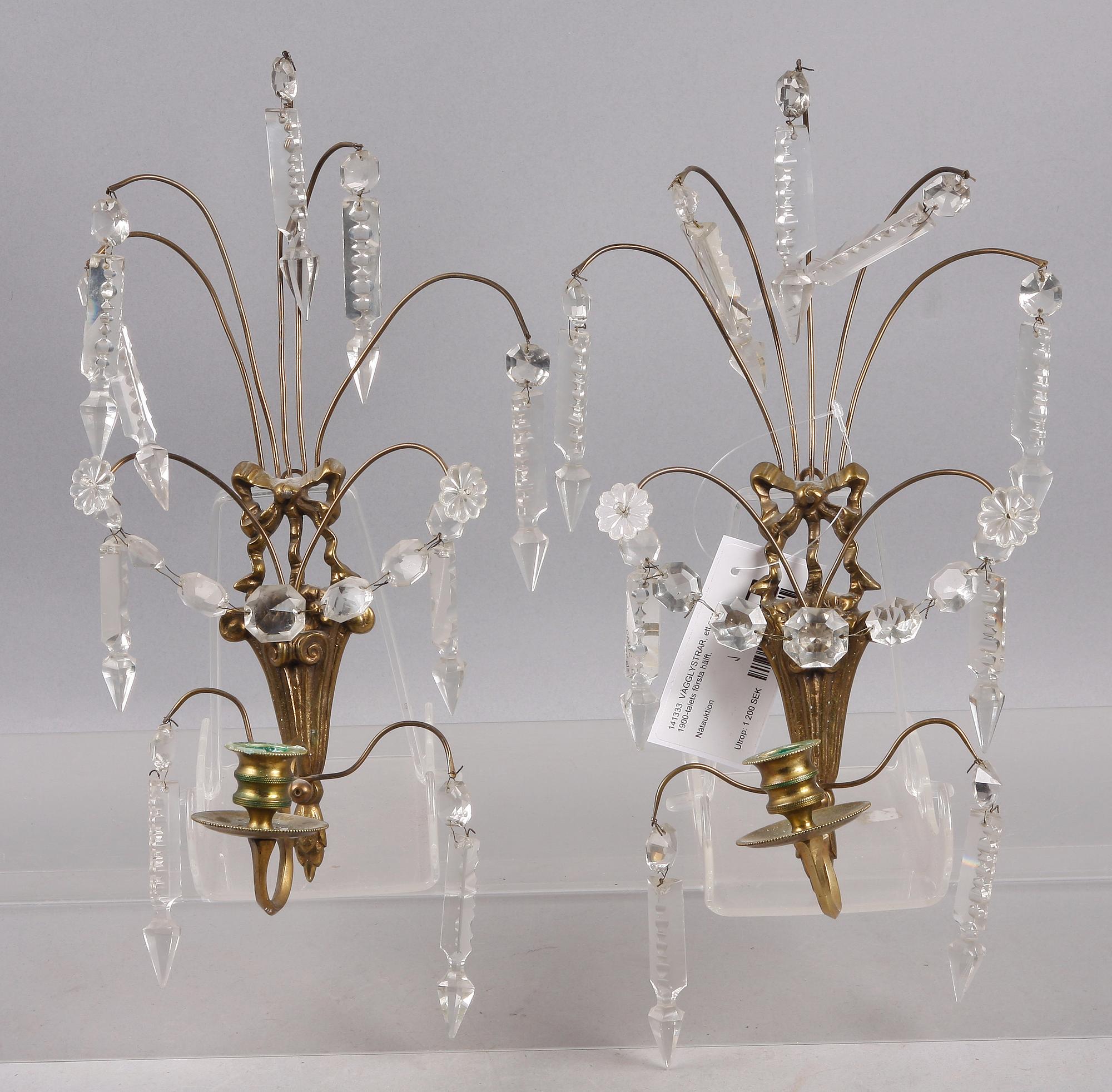 VÄGGLYSTRAR, ett par, 1900-talets första hälft.