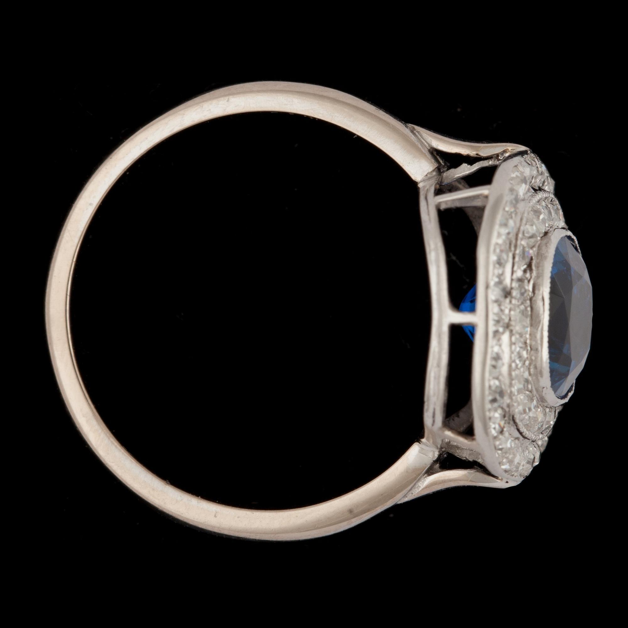 RING, blå safir, 2.72 ct, och briiljantslipade diamanter.