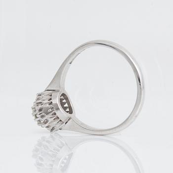 RING, 18K vitguld och briljantslipade diamanter, tot ca 0,98 ct, Åhlén & Samuelsson, Stockholm, 1966. Vikt ca 4,07 g.