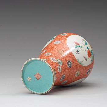 VAS, porslin, Qingdynastin, 1800-tal med Qianlongs sigillmärke i rött.