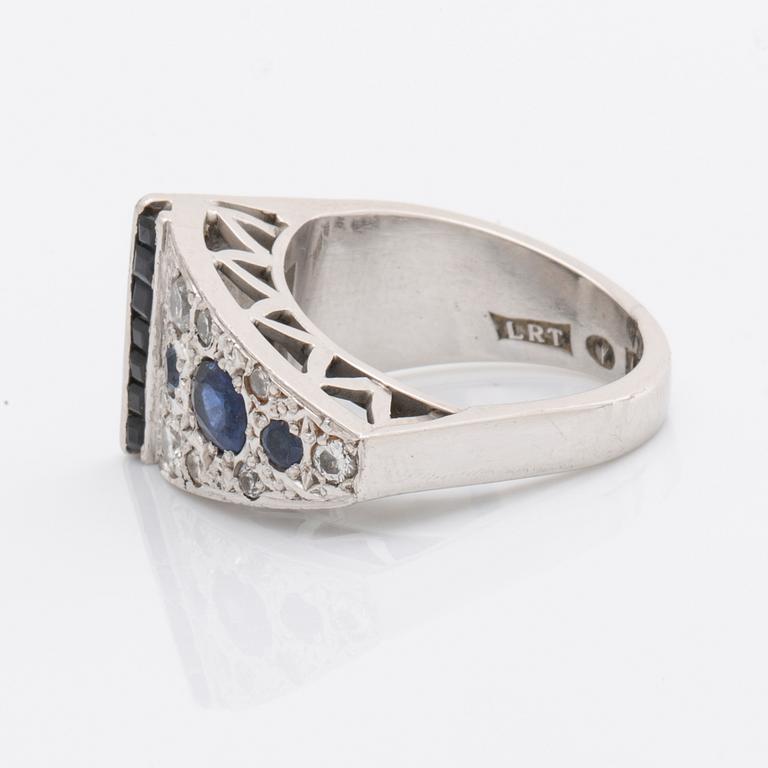 RING 18K whitegold sapphires and brilliant-cut diamonds approx 0,50 ct.
