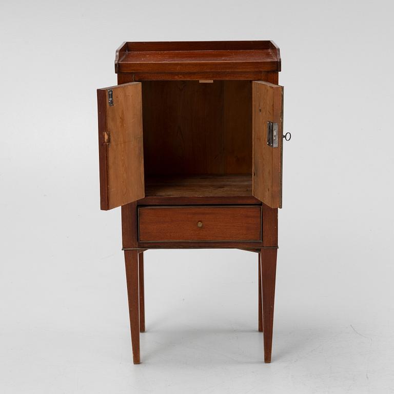 A mahogany bedside table, England, around the year 1800.