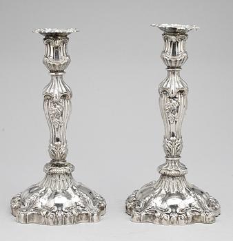 LJUSSTAKAR, ett par, silver, nyrokoko. Gustaf Möllenborg, Stockholm, 1845.